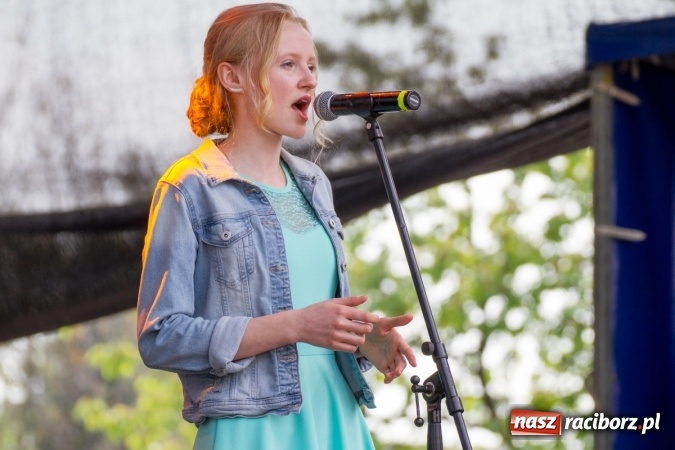 Zdjęcie w galerii na portalu naszraciborz.pl: Najmłodsi mieszkańcy gminy na scenie festynu rodzinnego w Pietrowicach Wielkich  wiadomości z regionu