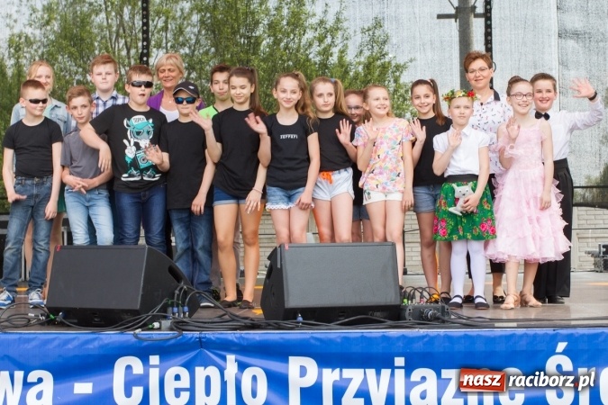 Zdjęcie w galerii na portalu naszraciborz.pl: Najmłodsi mieszkańcy gminy na scenie festynu rodzinnego w Pietrowicach Wielkich  wiadomości z regionu