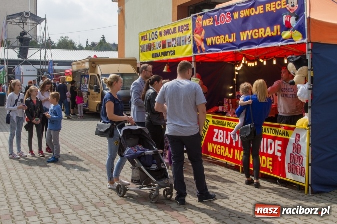 Zdjęcie w galerii na portalu naszraciborz.pl: Najmłodsi mieszkańcy gminy na scenie festynu rodzinnego w Pietrowicach Wielkich  wiadomości z regionu