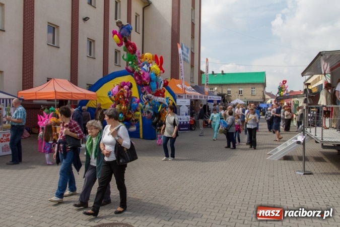 Zdjęcie w galerii na portalu naszraciborz.pl: Najmłodsi mieszkańcy gminy na scenie festynu rodzinnego w Pietrowicach Wielkich  wiadomości z regionu