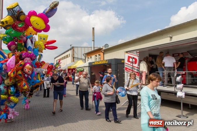 Zdjęcie w galerii na portalu naszraciborz.pl: Najmłodsi mieszkańcy gminy na scenie festynu rodzinnego w Pietrowicach Wielkich  wiadomości z regionu