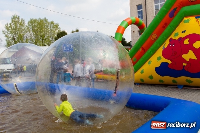 Zdjęcie w galerii na portalu naszraciborz.pl: Najmłodsi mieszkańcy gminy na scenie festynu rodzinnego w Pietrowicach Wielkich  wiadomości z regionu