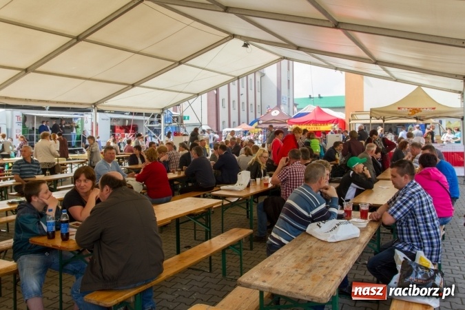 Zdjęcie w galerii na portalu naszraciborz.pl: Najmłodsi mieszkańcy gminy na scenie festynu rodzinnego w Pietrowicach Wielkich  wiadomości z regionu