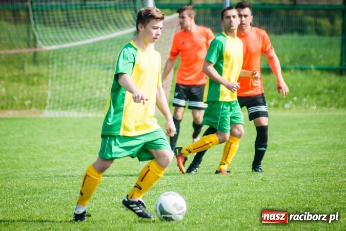 Zdjęcie w galerii na portalu naszraciborz.pl: Derby Raciborza: Konrad Świstowski uratował komplet punktów dla Studziennej wiadomości z regionu