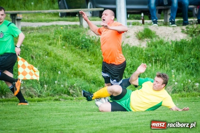 Zdjęcie w galerii na portalu naszraciborz.pl: Derby Raciborza: Konrad Świstowski uratował komplet punktów dla Studziennej wiadomości z regionu