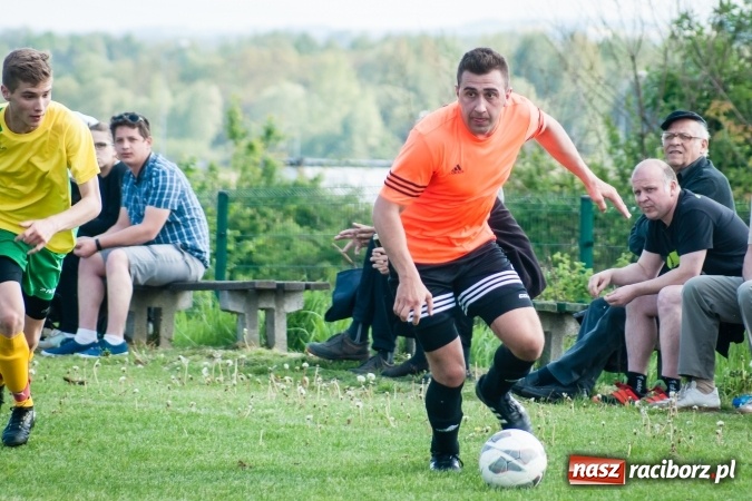 Zdjęcie w galerii na portalu naszraciborz.pl: Derby Raciborza: Konrad Świstowski uratował komplet punktów dla Studziennej wiadomości z regionu