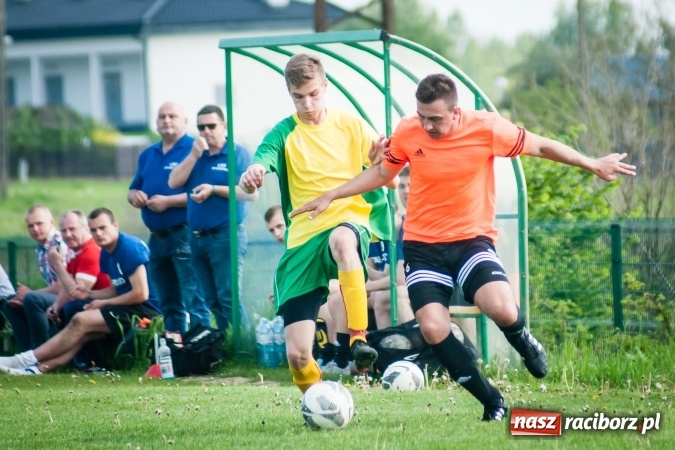 Zdjęcie w galerii na portalu naszraciborz.pl: Derby Raciborza: Konrad Świstowski uratował komplet punktów dla Studziennej wiadomości z regionu