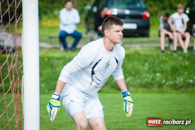 Zdjęcie w galerii na portalu naszraciborz.pl: Derby Raciborza: Konrad Świstowski uratował komplet punktów dla Studziennej wiadomości z regionu