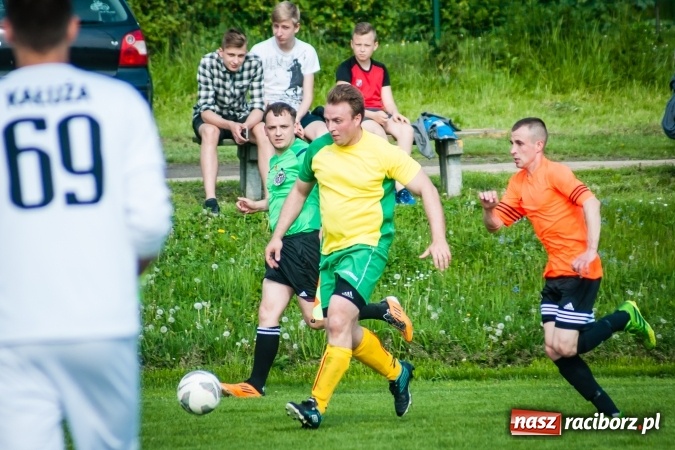 Zdjęcie w galerii na portalu naszraciborz.pl: Derby Raciborza: Konrad Świstowski uratował komplet punktów dla Studziennej wiadomości z regionu
