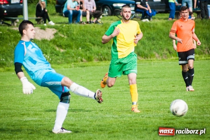 Zdjęcie w galerii na portalu naszraciborz.pl: Derby Raciborza: Konrad Świstowski uratował komplet punktów dla Studziennej wiadomości z regionu