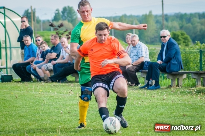 Zdjęcie w galerii na portalu naszraciborz.pl: Derby Raciborza: Konrad Świstowski uratował komplet punktów dla Studziennej wiadomości z regionu
