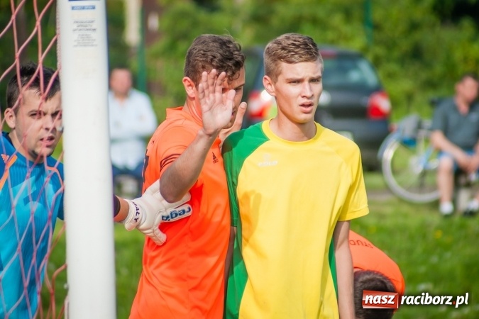 Zdjęcie w galerii na portalu naszraciborz.pl: Derby Raciborza: Konrad Świstowski uratował komplet punktów dla Studziennej wiadomości z regionu