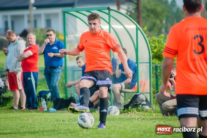 Zdjęcie w galerii na portalu naszraciborz.pl: Derby Raciborza: Konrad Świstowski uratował komplet punktów dla Studziennej wiadomości z regionu