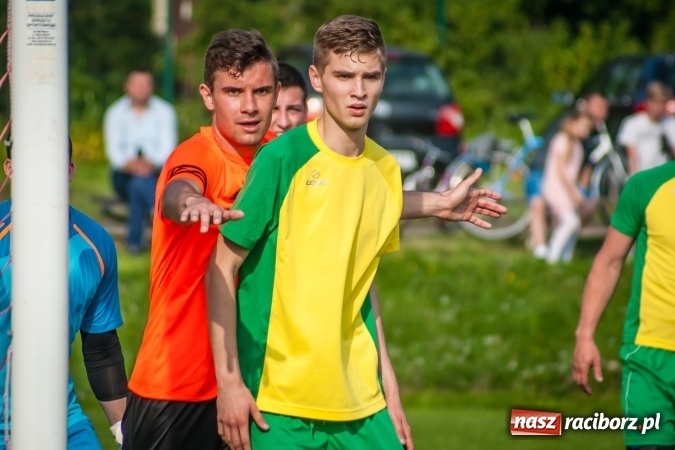 Zdjęcie w galerii na portalu naszraciborz.pl: Derby Raciborza: Konrad Świstowski uratował komplet punktów dla Studziennej wiadomości z regionu