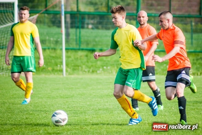 Zdjęcie w galerii na portalu naszraciborz.pl: Derby Raciborza: Konrad Świstowski uratował komplet punktów dla Studziennej wiadomości z regionu