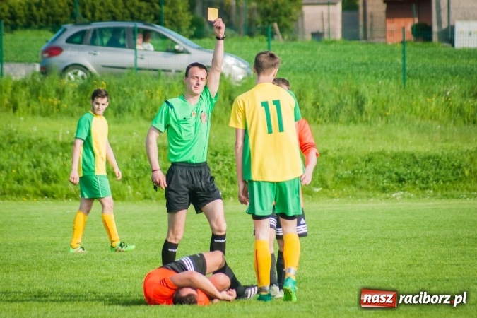 Zdjęcie w galerii na portalu naszraciborz.pl: Derby Raciborza: Konrad Świstowski uratował komplet punktów dla Studziennej wiadomości z regionu