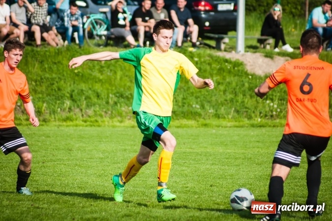 Zdjęcie w galerii na portalu naszraciborz.pl: Derby Raciborza: Konrad Świstowski uratował komplet punktów dla Studziennej wiadomości z regionu