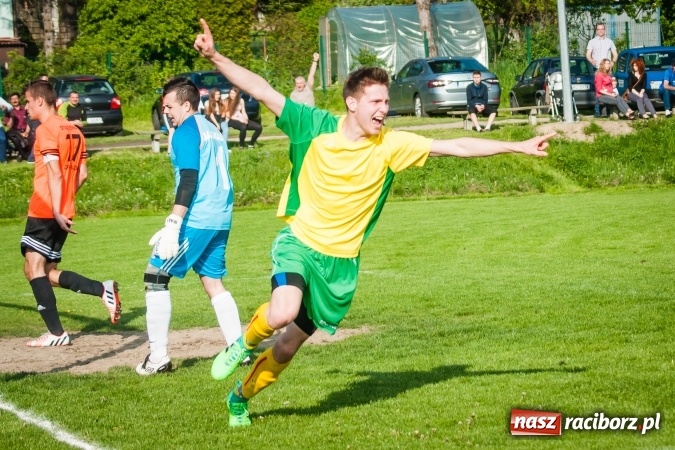 Zdjęcie w galerii na portalu naszraciborz.pl: Derby Raciborza: Konrad Świstowski uratował komplet punktów dla Studziennej wiadomości z regionu