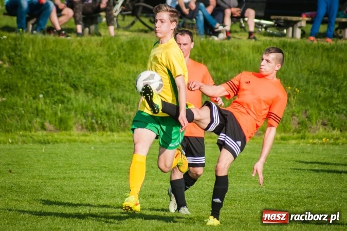 Zdjęcie w galerii na portalu naszraciborz.pl: Derby Raciborza: Konrad Świstowski uratował komplet punktów dla Studziennej wiadomości z regionu