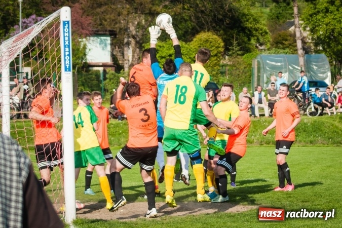 Zdjęcie w galerii na portalu naszraciborz.pl: Derby Raciborza: Konrad Świstowski uratował komplet punktów dla Studziennej wiadomości z regionu