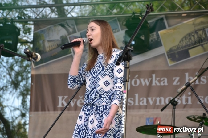 Zdjęcie w galerii na portalu naszraciborz.pl: Majówka z historią w tle w Chałupkach. Gwiazdą Halina Mlynkova wiadomości z regionu