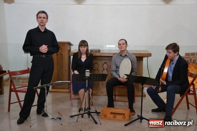 Zdjęcie w galerii na portalu naszraciborz.pl: Pieśni XIII-wiecznej Hiszpanii zabrzmiały w kaplicy zamkowej  wiadomości z regionu