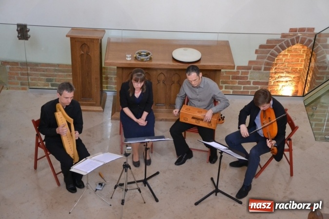 Zdjęcie w galerii na portalu naszraciborz.pl: Pieśni XIII-wiecznej Hiszpanii zabrzmiały w kaplicy zamkowej  wiadomości z regionu
