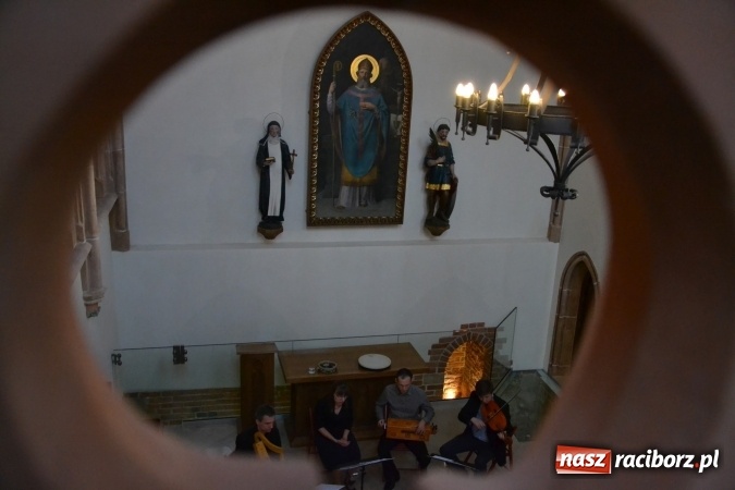 Zdjęcie w galerii na portalu naszraciborz.pl: Pieśni XIII-wiecznej Hiszpanii zabrzmiały w kaplicy zamkowej  wiadomości z regionu