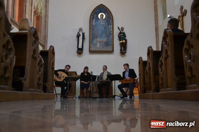 Zdjęcie w galerii na portalu naszraciborz.pl: Pieśni XIII-wiecznej Hiszpanii zabrzmiały w kaplicy zamkowej  wiadomości z regionu