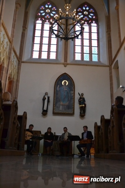 Zdjęcie w galerii na portalu naszraciborz.pl: Pieśni XIII-wiecznej Hiszpanii zabrzmiały w kaplicy zamkowej  wiadomości z regionu
