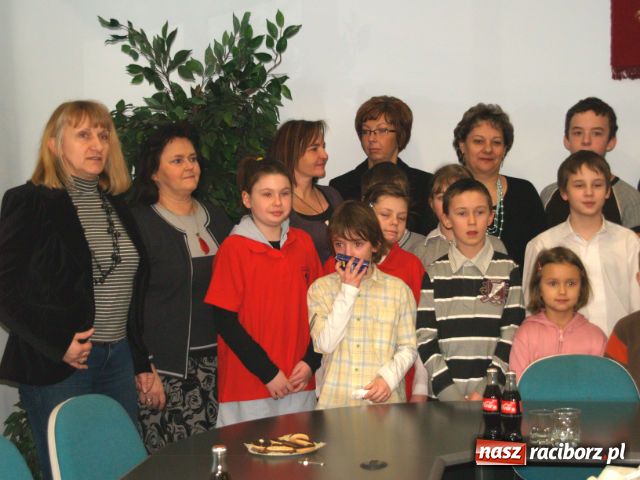 Zdjęcie w galerii na portalu naszraciborz.pl: Zbieracze butelek i baterii nagrodzeni wiadomości z regionu