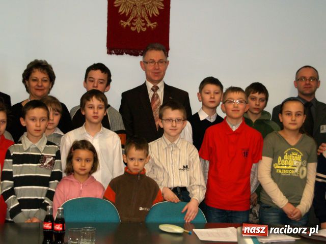 Zdjęcie w galerii na portalu naszraciborz.pl: Zbieracze butelek i baterii nagrodzeni wiadomości z regionu