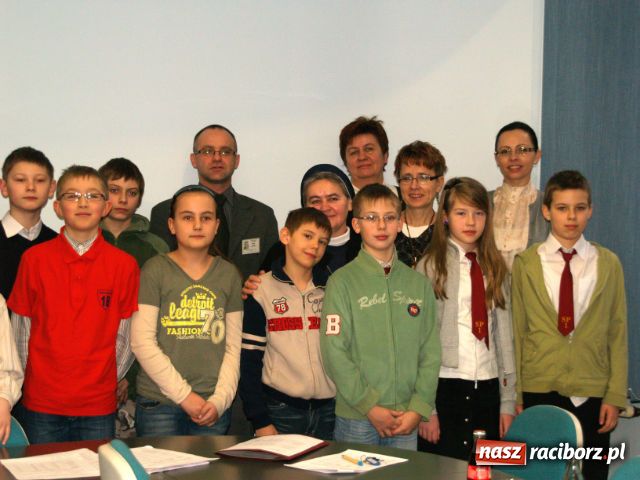 Zdjęcie w galerii na portalu naszraciborz.pl: Zbieracze butelek i baterii nagrodzeni wiadomości z regionu