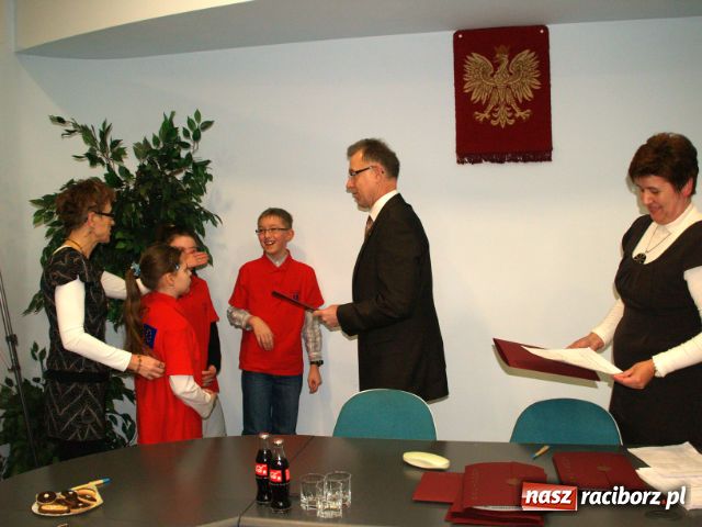 Zdjęcie w galerii na portalu naszraciborz.pl: Zbieracze butelek i baterii nagrodzeni wiadomości z regionu