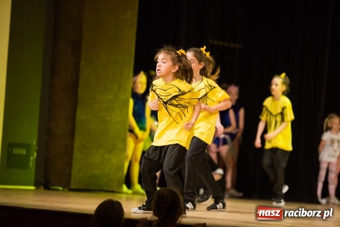 Zdjęcie w galerii na portalu naszraciborz.pl: X Powiatowy Festiwal Twórczości Artystycznej - konkurs tańca wiadomości z regionu