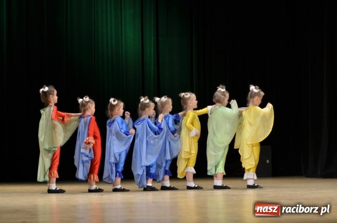 Zdjęcie w galerii na portalu naszraciborz.pl: X Powiatowy Festiwal Twórczości Artystycznej - konkurs tańca wiadomości z regionu