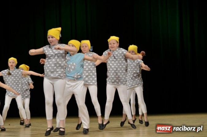 Zdjęcie w galerii na portalu naszraciborz.pl: X Powiatowy Festiwal Twórczości Artystycznej - konkurs tańca wiadomości z regionu
