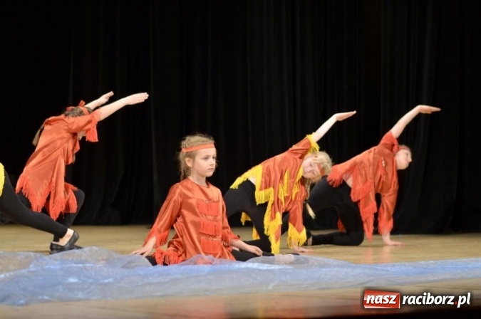 Zdjęcie w galerii na portalu naszraciborz.pl: X Powiatowy Festiwal Twórczości Artystycznej - konkurs tańca wiadomości z regionu