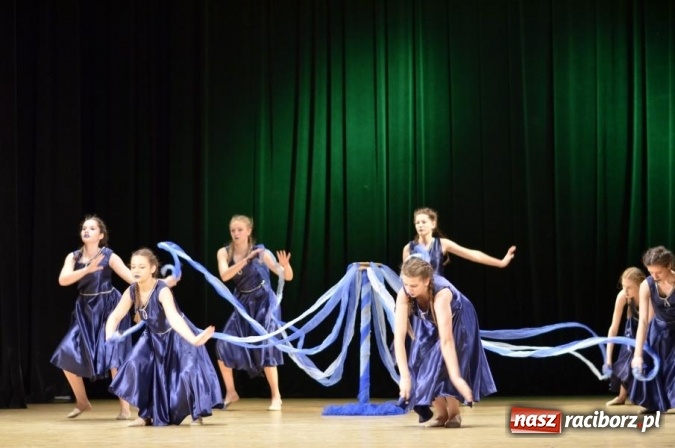 Zdjęcie w galerii na portalu naszraciborz.pl: X Powiatowy Festiwal Twórczości Artystycznej - konkurs tańca wiadomości z regionu