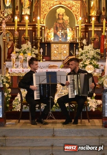 Zdjęcie w galerii na portalu naszraciborz.pl: Akordeoniści z Ukrainy zagrali na Ostrogu  wiadomości z regionu