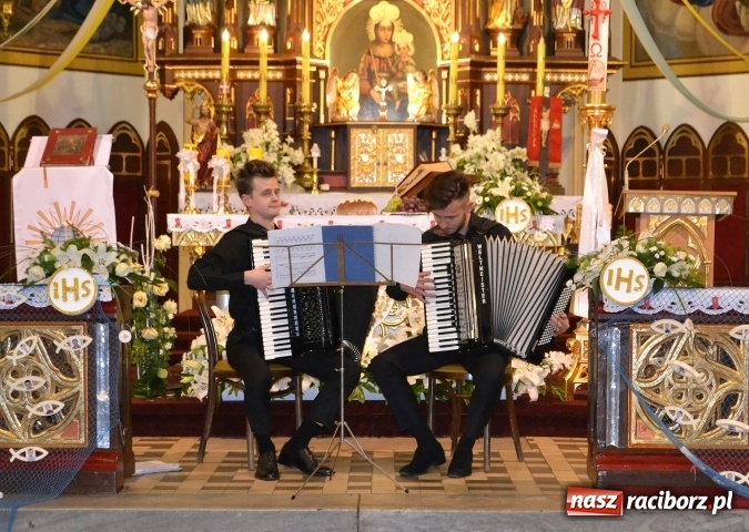 Zdjęcie w galerii na portalu naszraciborz.pl: Akordeoniści z Ukrainy zagrali na Ostrogu  wiadomości z regionu