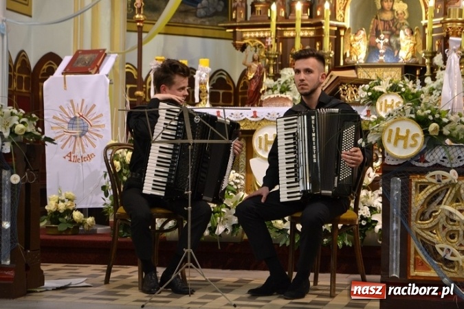 Zdjęcie w galerii na portalu naszraciborz.pl: Akordeoniści z Ukrainy zagrali na Ostrogu  wiadomości z regionu