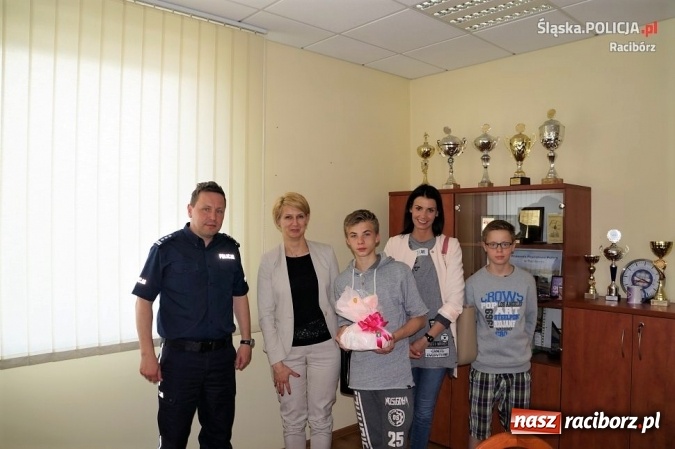 Zdjęcie w galerii na portalu naszraciborz.pl: Raciborscy policjanci wsparli realizację marzenia dzieci z mieszkania rodzinkowego  wiadomości z regionu