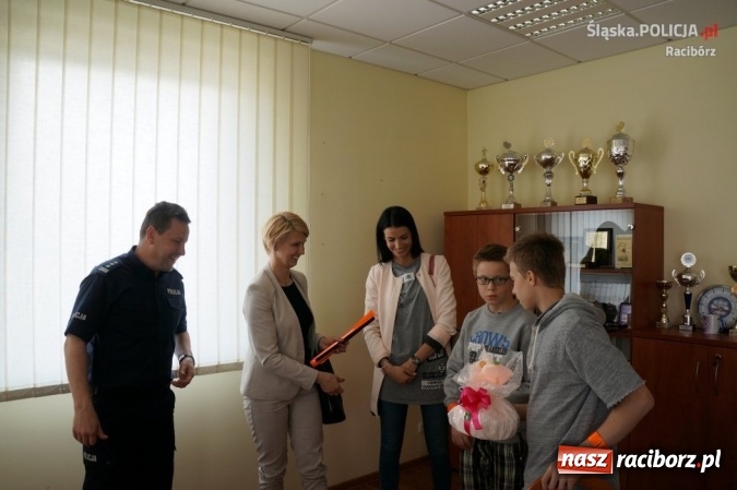 Zdjęcie w galerii na portalu naszraciborz.pl: Raciborscy policjanci wsparli realizację marzenia dzieci z mieszkania rodzinkowego  wiadomości z regionu
