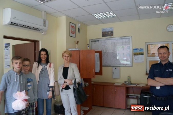 Zdjęcie w galerii na portalu naszraciborz.pl: Raciborscy policjanci wsparli realizację marzenia dzieci z mieszkania rodzinkowego  wiadomości z regionu
