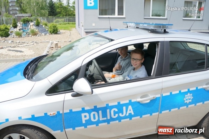 Zdjęcie w galerii na portalu naszraciborz.pl: Raciborscy policjanci wsparli realizację marzenia dzieci z mieszkania rodzinkowego  wiadomości z regionu