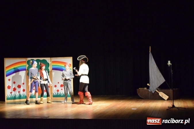 Zdjęcie w galerii na portalu naszraciborz.pl: Czwarta ściana zdominowała przegląd teatrów w Kuźni Raciborskiej  wiadomości z regionu