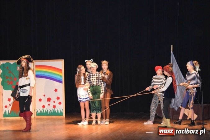 Zdjęcie w galerii na portalu naszraciborz.pl: Czwarta ściana zdominowała przegląd teatrów w Kuźni Raciborskiej  wiadomości z regionu