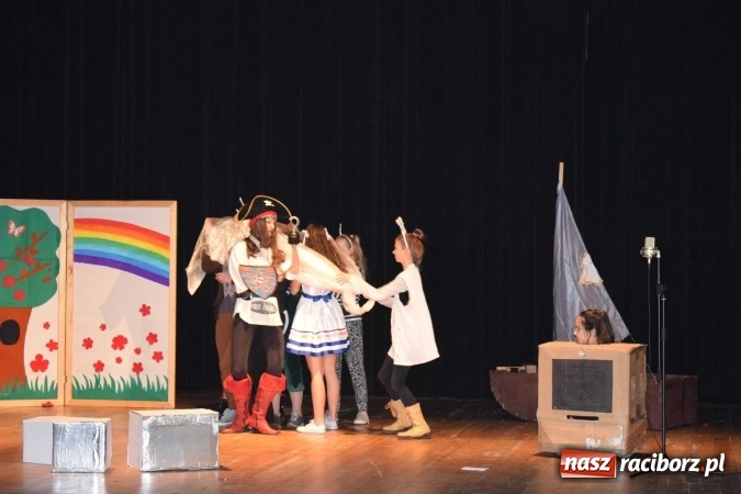 Zdjęcie w galerii na portalu naszraciborz.pl: Czwarta ściana zdominowała przegląd teatrów w Kuźni Raciborskiej  wiadomości z regionu