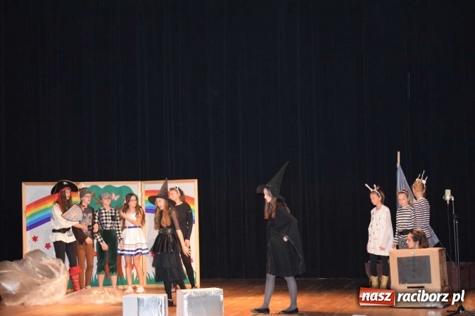 Zdjęcie w galerii na portalu naszraciborz.pl: Czwarta ściana zdominowała przegląd teatrów w Kuźni Raciborskiej  wiadomości z regionu
